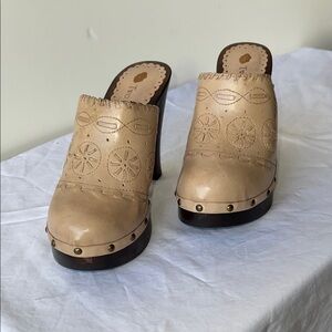 Two Lips Beige Embossed Mules